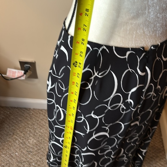 Petite 6 lined skirt like new! - Picture 4 of 5